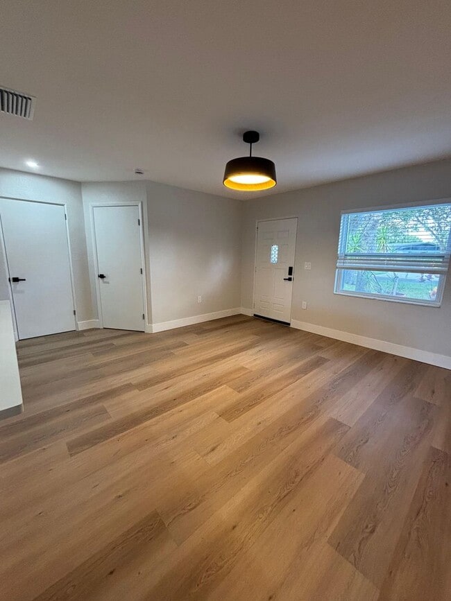 Building Photo - Fully Remodeled 3-Bedroom + Den Home for R...