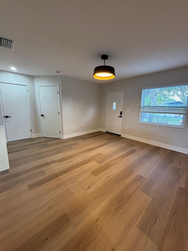 Building Photo - Fully Remodeled 3-Bedroom + Den Home for Rent in St. Petersburg, FL!