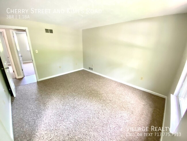 Building Photo - Available late-December! 3-bed Duplex in D...