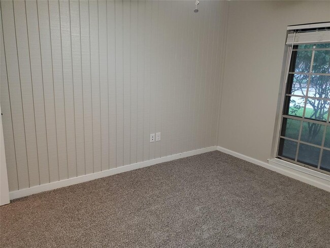 Building Photo - 1007 Reseda Dr