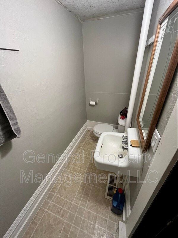 Building Photo - 4 bed 1.5 Bath near UWEC! Available June 1st