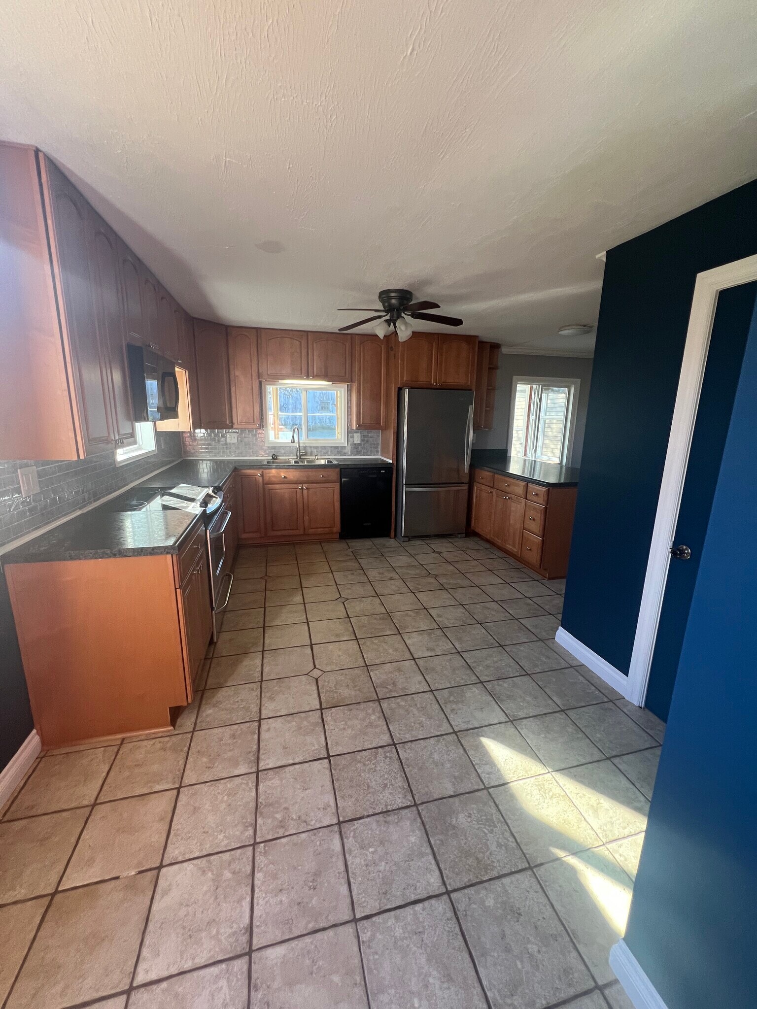 Building Photo - 17310 H Dr S