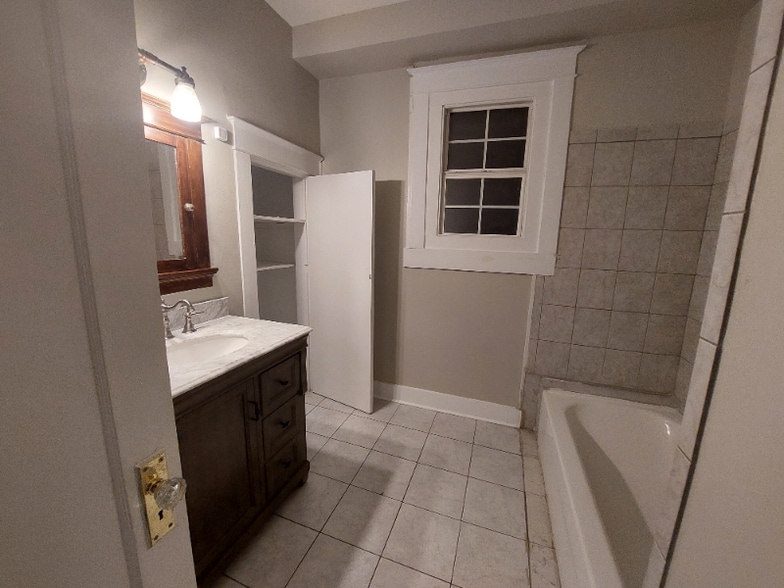 Building Photo - 2413 Painters St