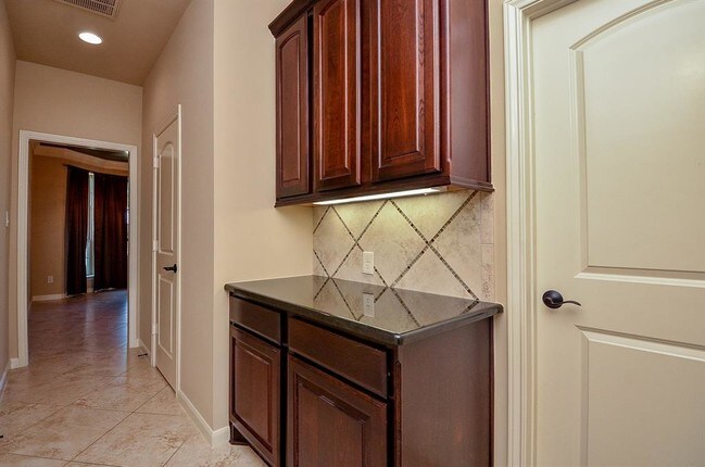 Building Photo - 2703 Bonnie Bray Dr