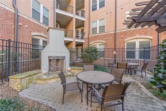 Building Photo - 901 Abernathy Rd NE