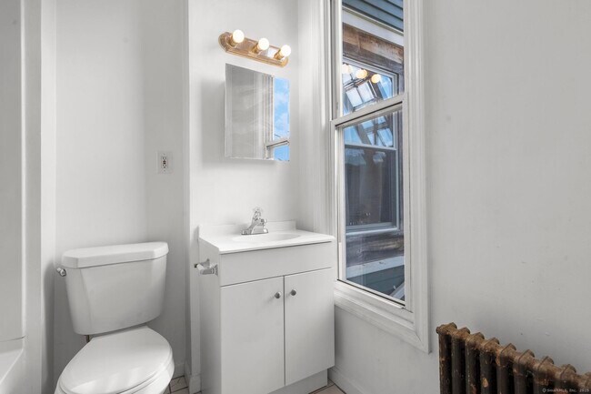 Building Photo - 113 E Main St