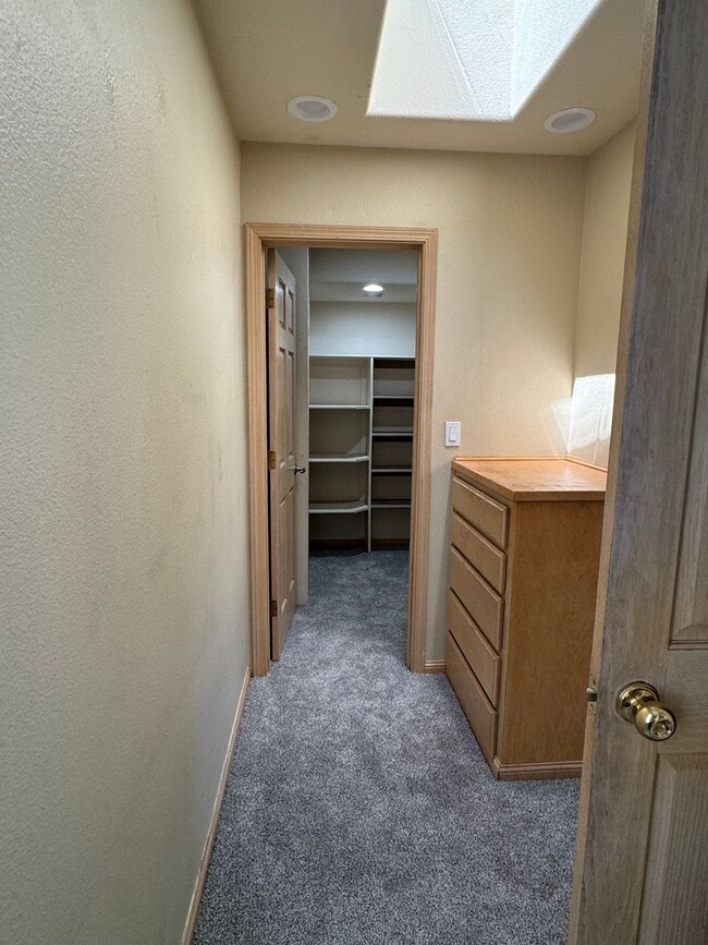 Building Photo - Scenic North Auburn Living – 1 bedroom 2-S...