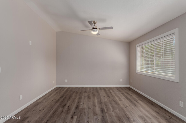Building Photo - 3306 S Parkside Dr