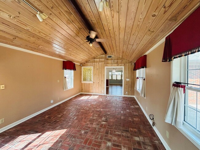 Building Photo - Absolutely gorgeous, remodeled home in beautiful location in Midtown Tulsa