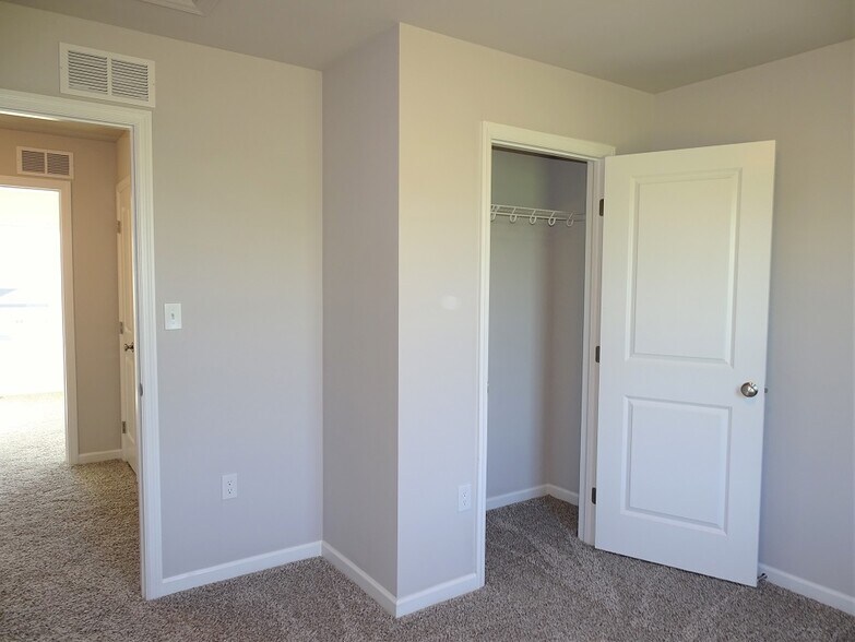 Building Photo - 6 Cobblestone Ct