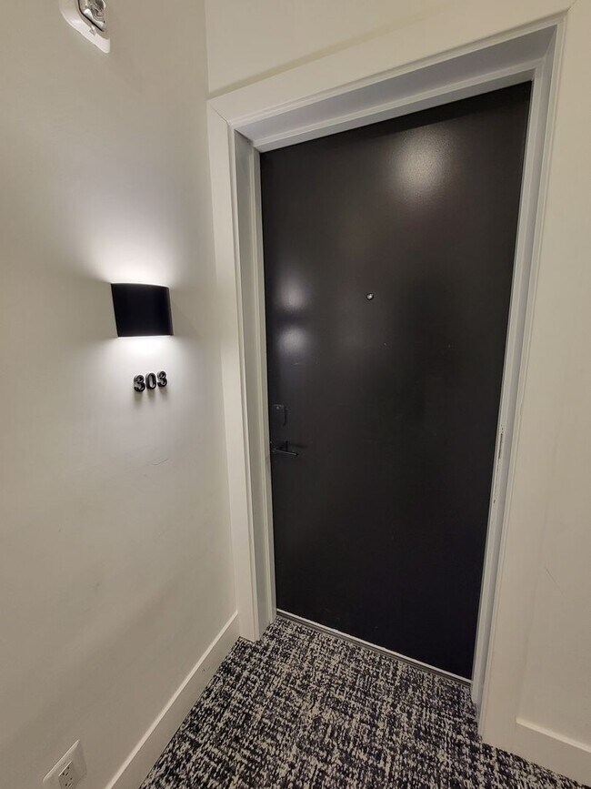 Building Photo - Gorgeous and Affordable Condo