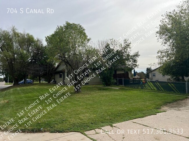 Building Photo - 2-BDR 1-BTH Duplex w/ Fenced Yard, Basemen...