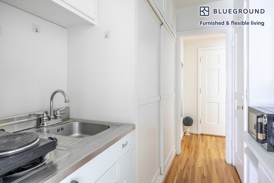 Building Photo - 136 S Roxbury Dr