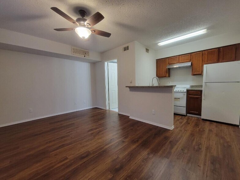 Building Photo - 9809 Walnut St