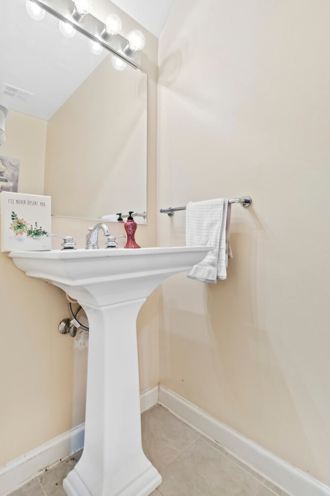 Building Photo - 3075 Hawthorne Dr NE