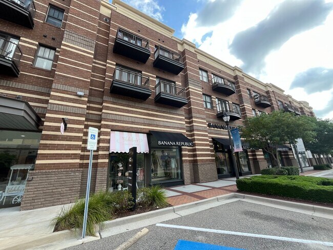 Building Photo - Modern condo  in the center of shopping , restaurants and entertainment venues.