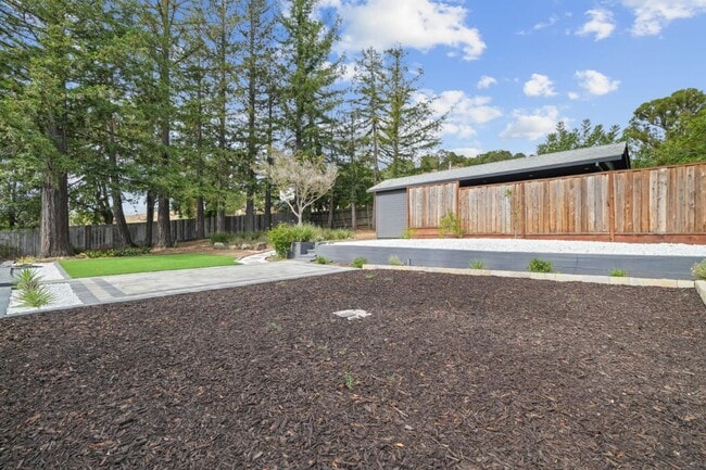 Building Photo - 789 Cañada Rd
