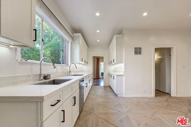 Building Photo - 165 N Las Palmas Ave