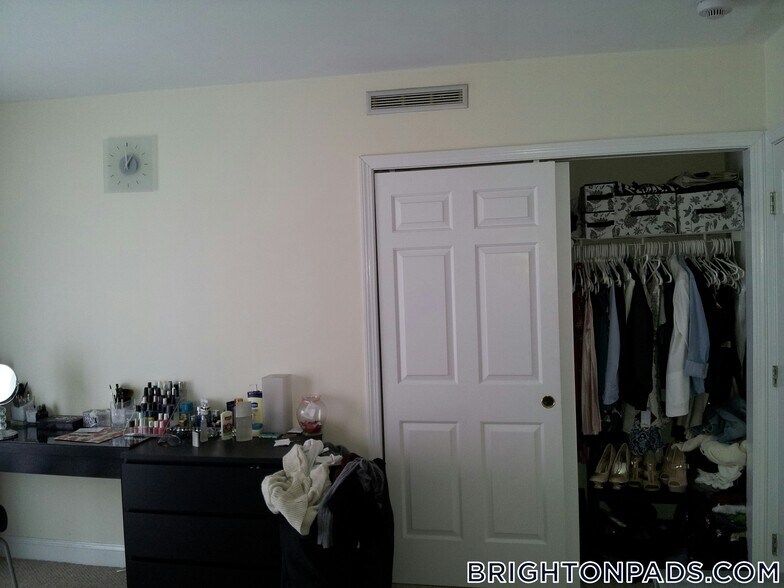 Building Photo - 8 Glencoe St