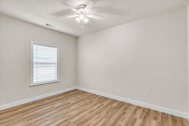 Building Photo - Completely Renovated 4 Bed/2 Bath in White...