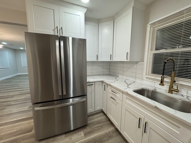 Building Photo - 24 Pilgrim Ln