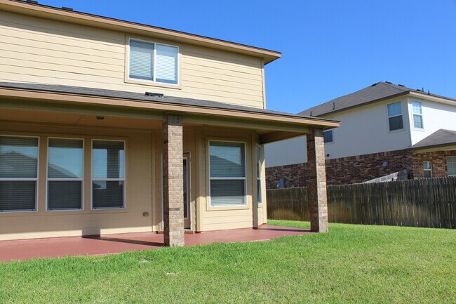 Building Photo - Over 3000 square feet with 3 car garage!