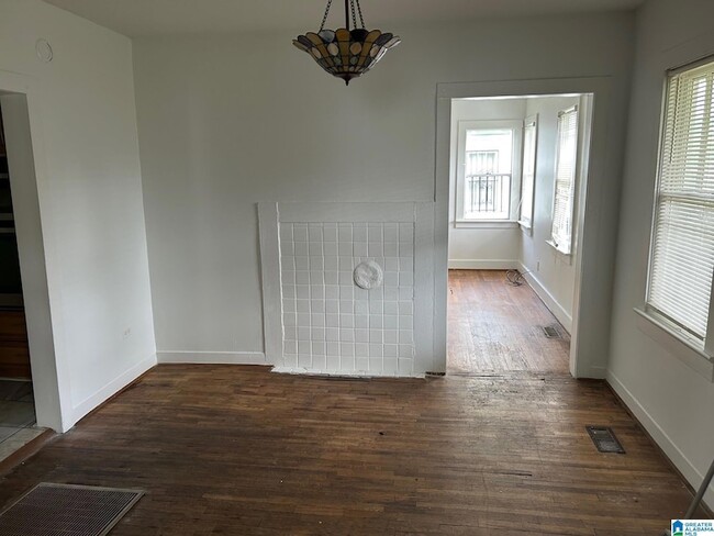 Building Photo - 1529 1st Ave SW