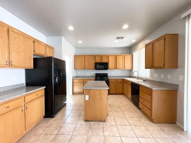 Building Photo - Beautiful 2 story 3 car garage single fami...