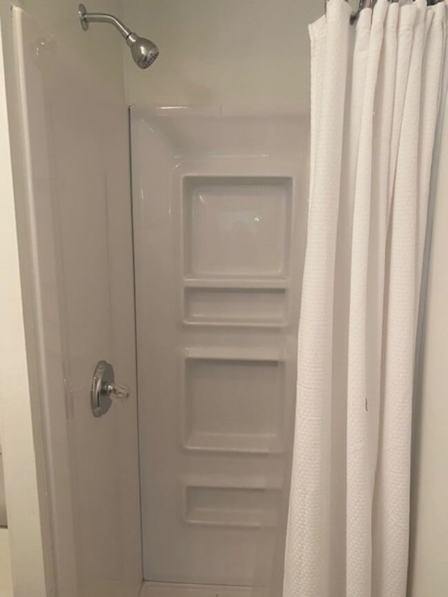 Building Photo - 3 bed 2 bath Brick Ranch