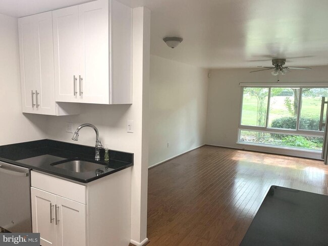 Building Photo - Beautifully updated 2 bd 1 bth patio level condo backing to open area.