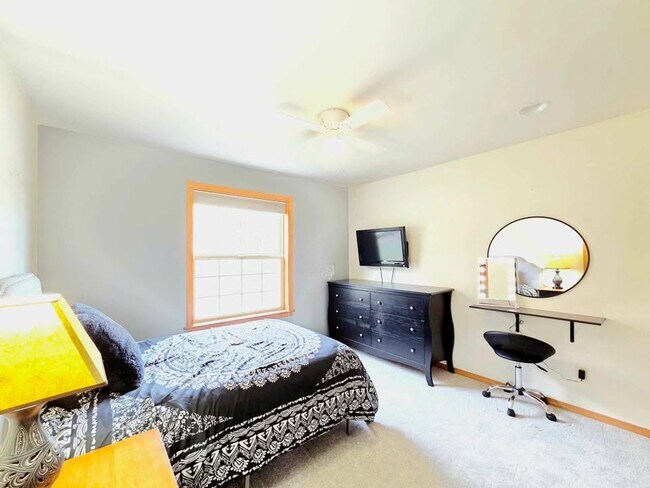 Building Photo - Gorgeous 4 Bed, 3 Bath Home w/ STUNNING RIVER FRONT VIEWS!!