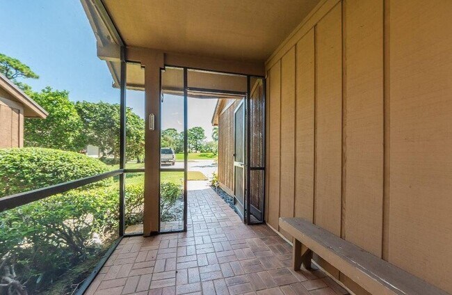 Building Photo - 13335 Cross Pointe Dr