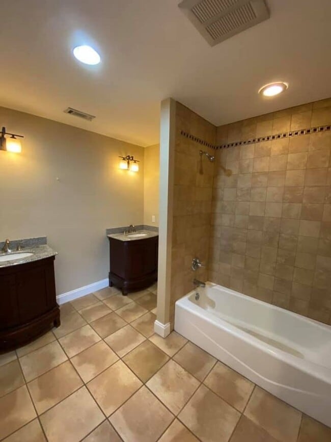 Building Photo - 3 Bed Home with 4 Car Garage!