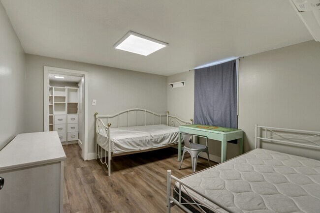 Building Photo - 718 N 100 W St