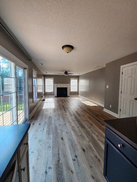 Building Photo - 611 Stagecoach Dr