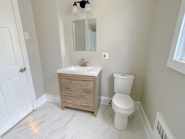 Building Photo - 544 Hudson Ave