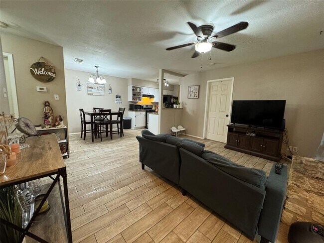 Building Photo - 401 Cypress Ln