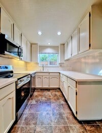 Building Photo - Beautiful Townhouse w/Laundry, Yard, Accepting Cats!
