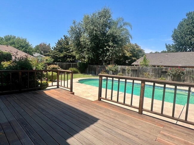 Building Photo - 1305 Manzano Way