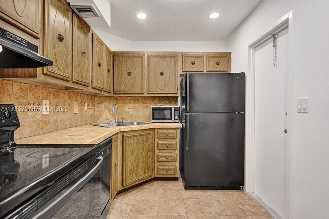 Building Photo - 3101 Oakland Shores Dr