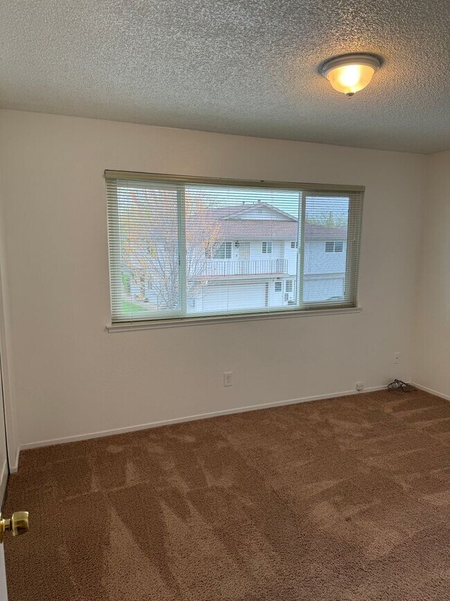 Building Photo - UPSTAIRS 2 BED UNIT IN ROSEVILLE!!