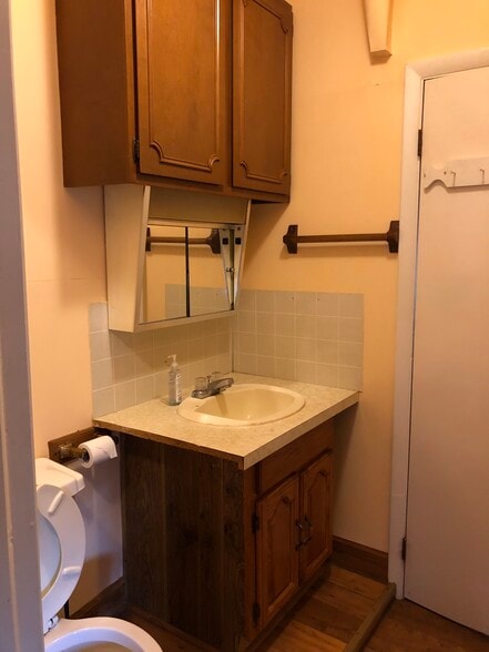 Laundry/bathroom - 4872 Byron Dr