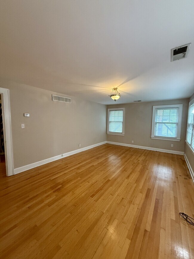 Building Photo - 429 W 70th Terrace