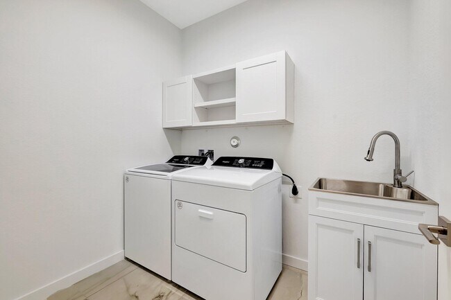 Building Photo - 5795 SE Sky Blue Cir