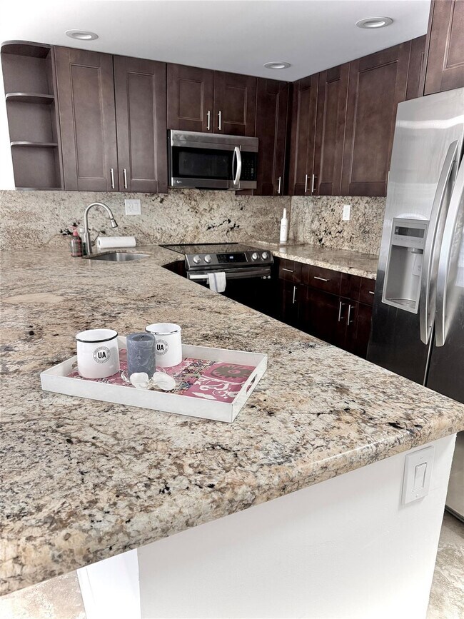 Building Photo - 550 Bayshore Dr