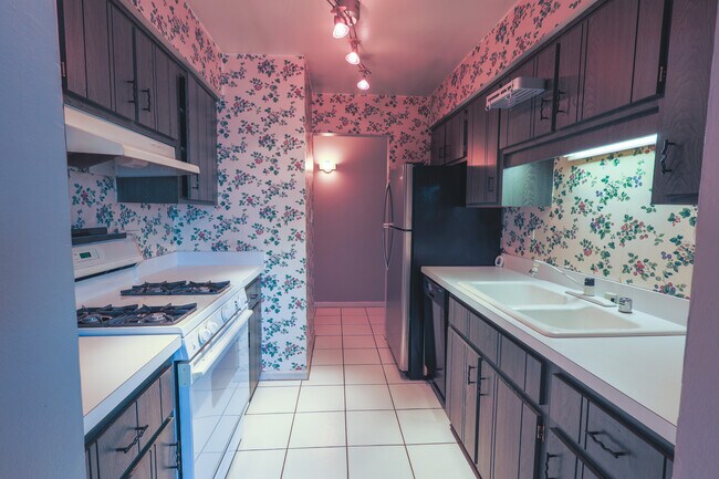 Building Photo - 4410 W 111th St