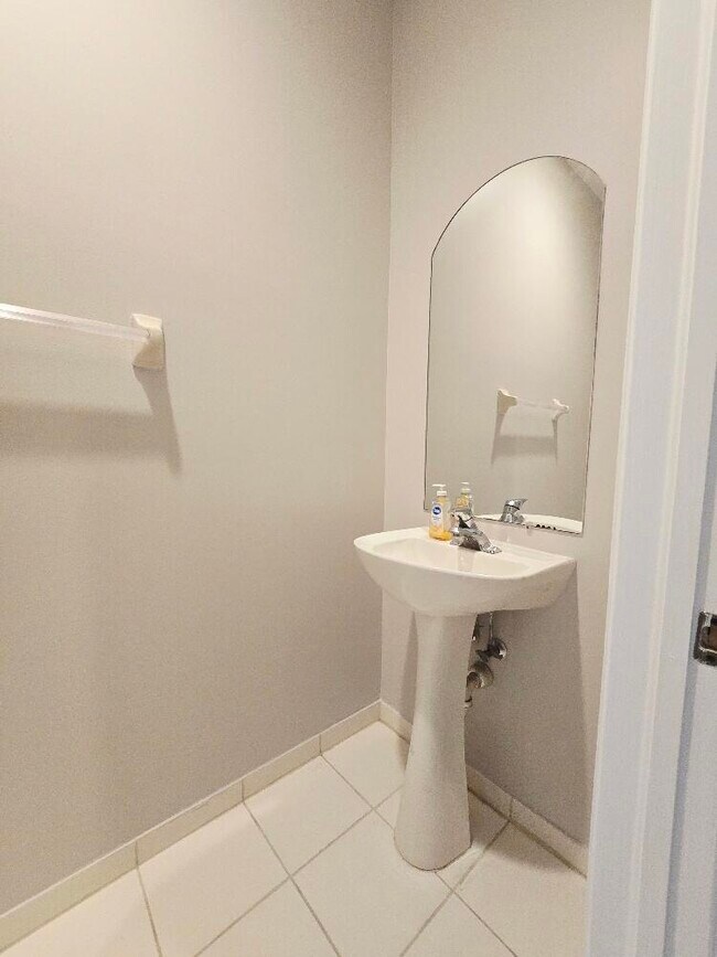 Building Photo - 329 River Bluff Ln