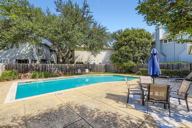 Building Photo - "Charming 3-Bed Townhouse Retreat with 151...