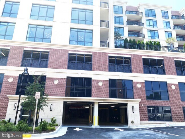Building Photo - 6718 Lowell Ave