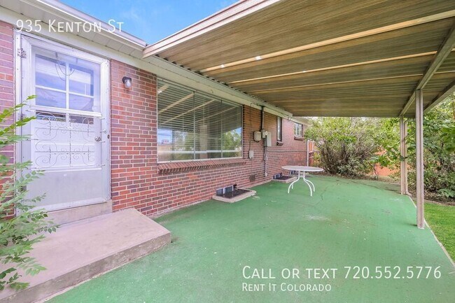 Building Photo - 935 Kenton St